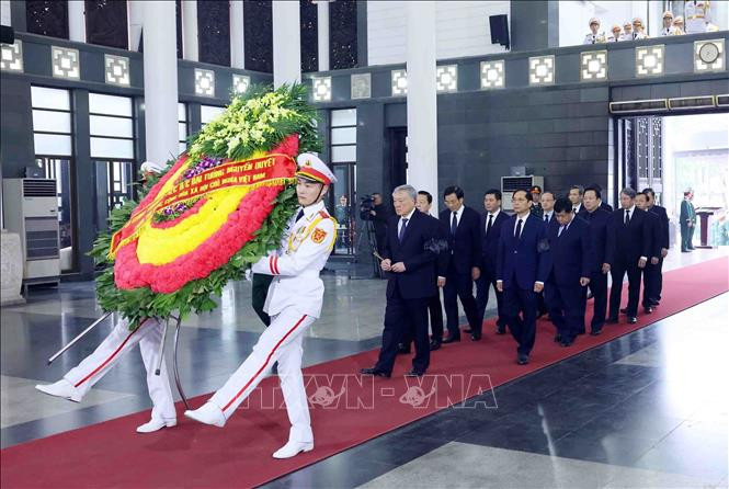 Đoàn Chính phủ do Phó Thủ tướng Thường trực Nguyễn Hoà Bình dẫn đầu làm trưởng đoàn vào viếng Đại tướng Nguyễn Quyết. Ảnh: Phạm Kiên/TTXVN 