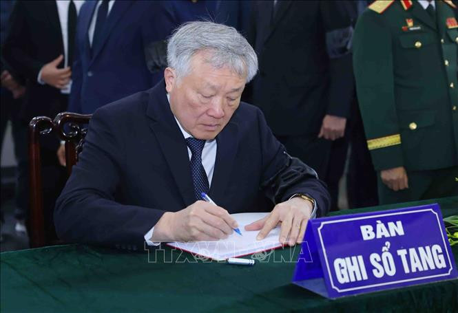 Phó Thủ tướng Thường trực Nguyễn Hoà Bình ghi sổ tang. Ảnh: Phạm Kiên/TTXVN