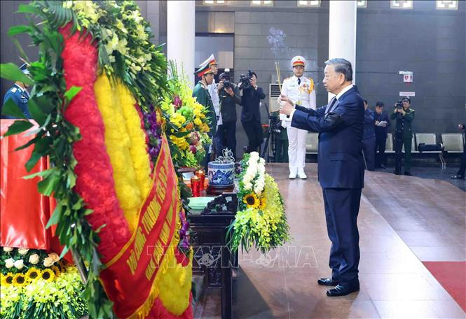 Tổng Bí thư Tô Lâm viếng Đại tướng Nguyễn Quyết. Ảnh: Phạm Kiên/TTXVN 