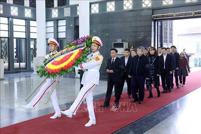 Đoàn đại biểu Uỷ ban Kiểm tra Trung ương do đồng chí Trần Cẩm Tú, Thường trực Ban Bí thư, Chủ nhiệm Uỷ ban Kiểm tra Trung ương dẫn đầu vào viếng. Ảnh: Phạm Kiên/TTXVN 