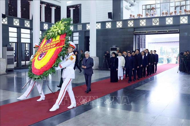 Đoàn đại biểu Trung ương MTTQ Việt Nam do Chủ tịch Uỷ ban Trung ương MTTQ Việt Nam Đỗ Văn Chiến làm trưởng đoàn vào viếng Đại tướng Nguyễn Quyết. Ảnh: Phạm Kiên/TTXVN 
