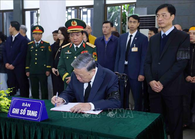 Tổng Bí thư Tô Lâm ghi sổ tang. Ảnh: Phạm Kiên/TTXVN 