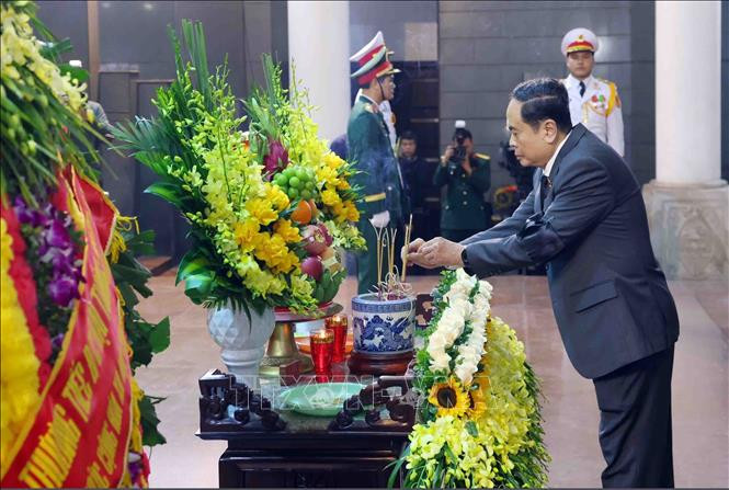 Đoàn đại biểu Quốc hội do Chủ tịch Quốc hội Trần Thanh Mẫn làm trưởng đoàn vào viếng Đại tướng Nguyễn Quyết. Ảnh: Phạm Kiên/TTXVN 