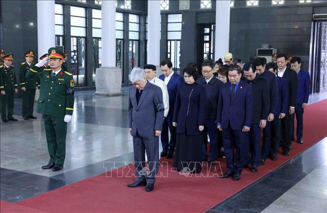 Đoàn đại biểu Ủy ban Trung ương MTTQ Việt Nam do Chủ tịch Đỗ Văn Chiến làm trưởng đoàn viếng Đại tướng Nguyễn Quyết. Ảnh: Phạm Kiên/TTXVN 