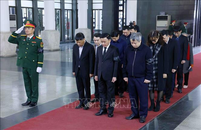 Đoàn đại biểu Uỷ ban Kiểm tra Trung ương do đồng chí Trần Cẩm Tú, Thường trực Ban Bí thư, Chủ nhiệm Uỷ ban Kiểm tra Trung ương dẫn đầu vào viếng. Ảnh: Phạm Kiên/TTXVN 