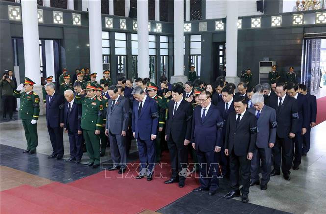 Đoàn đại biểu lãnh đạo, nguyên lãnh đạo Đảng, Nhà nước viếng Đại tướng Nguyễn Quyết. Ảnh: Phạm Kiên/TTXVN
