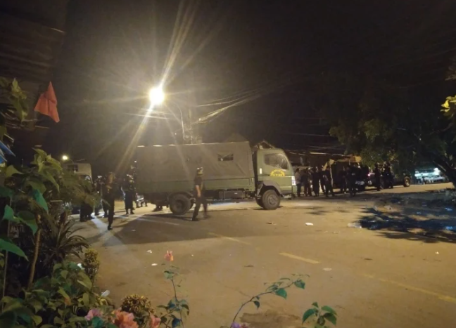 Từ sáng 30/1/2020, Công an TP HCM phong tỏa đường 472 (xã Trung An, huyện Củ Chi), với hơn 500 cảnh sát được điều động. Bộ Công an quyết bắt Tuấn trong đêm 30/1, đồng thời cho phép tiêu diệt nghi phạm khi cần thiết. Cùng ngày, Cơ quan Cảnh sát điều tra (CSĐT) Công an TP.HCM ra quyết định khởi tố vụ án, khởi tố bị can và lệnh truy nã đối với Lê Quốc Tuấn về tội "Giết người", "Cướp tài sản", "Tàng trữ và sử dụng trái phép vũ khí quân dụng". (Lực lượng chức năng vây bắt Tuấn "khỉ" ở rừng cao su thuộc ấp Bốn Phú, xã Trung An. Ảnh VTC NEWS) 