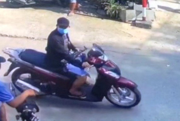 Gây án xong, Tuấn lấy xe máy SH cùng 1 tỷ đồng cướp được chạy về ấp Thạnh An (xã Trung An, huyện Củ Chi). Tuấn bỏ lại xe SH, chiếm đoạt xe Nouvo màu đỏ đen của chị V.T.B.V. để tẩu thoát. Khoảng 0h10 ngày 30/1/2020, trên Tỉnh lộ 15 đoạn qua địa phận ấp Phú Thuận (xã Phú Hòa Đông), gần cầu Bến Nẩy, chiếc ô tô Chevrolet Cruze do anh L.V.H. (38 tuổi) lái bị Tuấn bắn vỡ kính chắn gió phía trước và kính hông. Hai người trên xe bị thương nhẹ. Khoảng 0h15, cũng trên Tỉnh lộ 15, Tuấn dùng súng AK bắn chết anh Vũ Chí T. (40 tuổi, ngụ quận Thủ Đức) với 7 vết đạn để cướp xe Wave màu xanh. 