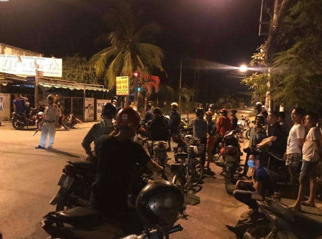 Khuya 13/2/2020, hàng trăm cảnh sát bao vây, phong tỏa khu vực giao lộ Võ Văn Bích - Tỉnh lộ 15. Cạnh đó, lực lượng công an cũng chốt chặn khu vực cầu Xáng. Địa điểm này cách ấp Bốn Phú, xã Trung An, nơi lực lượng chức năng từng bao vây, truy tìm Tuấn "khỉ" trước đó, khoảng hơn 10km. Cảnh sát giao thông và dân phòng được điều động để đảm bảo trật tự. Các xe không thể đi qua ngã 3 đường Đỗ Văn Dậy giao với Tỉnh lộ 15. (Lực lượng chức năng chốt chặn để truy bắt Tuấn "khỉ" vào khuya 13/2. Ảnh VTC NEWS)