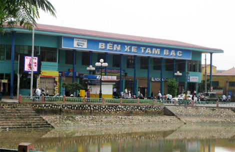 Dung "Hà” là con gái út, với bản tính ngang tàng đã sớm bỏ học, nhanh chóng trở thành nữ giang hồ ở Bến xe Tam Bạc. Mới 21 tuổi đã vào tù. Cuối năm 1998, sau khi liên tục vào tù, ra khám, bị công an kiểm soát chặt, Dung "Hà” tìm đường "Nam tiến". Ngay từ khi đặt chân vào TP HCM, Dung "Hà” đã có ý định tranh giành lãnh địa với "ông trùm" Năm Cam. Rạng sáng 02/10/2000, Năm Cam đã cho đàn em dùng súng thanh trừng Dung "Hà" ngay trước cửa một căn nhà trên đường Bùi Thị Xuân (Q1). (Ảnh minh họa, nguồn internet) 