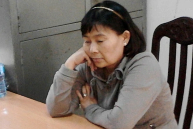 Trong nhà, còn phải kể đến Vũ Thị Hằng (Hằng "Hà”, SN 1961, em gái Oanh "Hà”). Tháng 12/2010, hơn 10 năm sau ngày Dung "Hà” bị bắn chết, cũng là lúc bản thân vừa được đặc xá, tha tù sau bản án 20 năm tù về tội mua bán trái phép chất ma túy, Oanh "Hà” quyết định vào TPHCM làm ăn. Oanh "Hà” bắt mối với Trần Văn Kiên (tự Kiên "thép", SN 1974, ngụ H.Vĩnh Bảo, Hải Phòng; đang trốn lệnh truy nã của Công an TP.Hải Phòng) và bắt đầu bước chân vào lãnh địa cờ bạc tại miền Nam. (Ảnh: Oanh "Hà”)