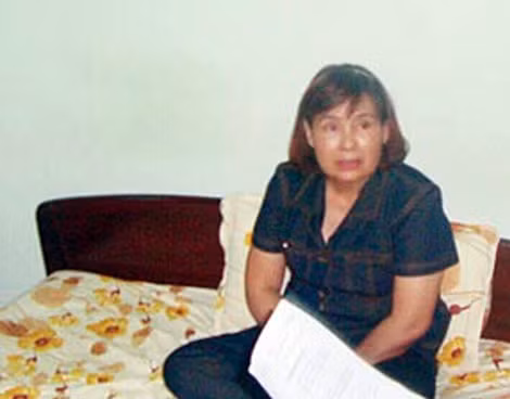 Cũng lăn lộn giữa đám giang hồ, du thủ du thực để kiếm sống bằng đủ thứ nghề, chị cả Vũ Hoàng Oanh (Oanh "Hà”, SN 1957) với bản tính côn đồ như đàn ông sẵn sàng lăn xả vào những trận "đao búa" của cô em Dung "Hà”. Oanh "Hà” kiếm sống bằng nghề buôn đôla giả, mua đi bán lại những món hàng trộm cắp, cướp giật từ đám giang hồ đất Cảng khi ấy. Cái thời Dung "Hà” nổi danh khắp giang hồ xứ Bắc, giới này đã phải kiêng dè Oanh "Hà”, bởi trong nhà, người mà Dung "Hà” kính nể nhất chính là chị cả. 