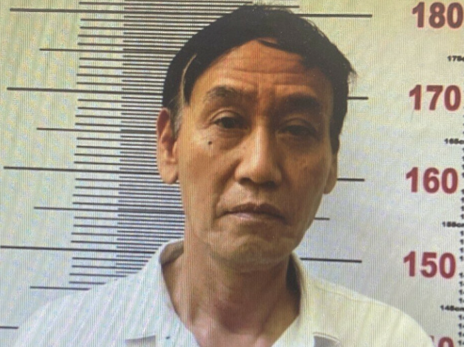 Còn anh trai Phạm Công Giang là Phạm Công Giản (SN 1958), vốn nghiện ma túy nặng, cũng lập tức “dính gót” cô em dâu Vũ Hoàng Oanh. Từ những năm 1990, Giản đã là kẻ xách thuê ma túy cho chị em Dung - Oanh. Khi bà trùm liên tiếp vào tù, ra khám rồi trốn sang Campuchia mở sòng bài tại khu vực biên giới, em trai lãnh án tử, Phạm Công Giản đã sang Campuchia cùng Vũ Hoàng Oanh. Sau đó, theo lệnh bà trùm, Giản và đồng bọn câu kết với một số đối tượng người Việt (hầu hết đều đang bị truy nã) và người Campuchia, tiếp tục lập nhiều đường dây mua bán, vận chuyển ma túy về Việt Nam tiêu thụ.