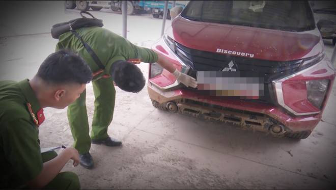 Ngay lập tức, lãnh đạo Công an huyện Phúc Thọ chỉ đạo một tổ công tác xuống hiện trường. Chiếc xe ô tô màu đỏ cam của anh T. đỗ xiêu vẹo trên con đường bê tông sát tường bao UBND xã Sen Phương (cũ). Quan sát kỹ, công an nhận thấy chiếc xe rất bẩn, nhiều bộ phận bết bát bùn đất dù lúc đó đường sạch sẽ, khô thoáng. Dường như trước khi đỗ ở đây, chiếc xe đã va quệt hoặc sa lầy ở khu vực đất bùn nhão. (Cơ quan công an an khám nghiệm chiếc xe tang vật vụ án)