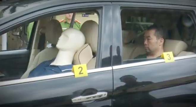 Tại cơ quan công an, đối tượng khai do ham cờ bạc nên nảy sinh ý định cướp ô tô bán lấy tiền trả nợ và quyết định chọn thời điểm bão Yagi đổ bộ để gây án vì nghĩ rằng mưa bão sẽ xóa mọi dấu vết. Phương thuê anh T. chở đi lòng vòng, lợi dụng thời điểm anh T. mất cảnh giác đã siết cổ nạn nhân bằng một sợi dây dù. Thấy nạn nhân tử vong, Phương kéo thi thể anh T. đặt nằm trên ghế sau rồi điều khiển xe đi lòng vòng, tìm địa điểm vắng để phi tang xác. Khi đến khu vực Dự án sinh thái Cẩm Đình - Hiệp Thuận, thấy khu vực này vắng vẻ, Phương rẽ vào khu đường đất thì xe bị sa lầy, ắc quy hết điện. 