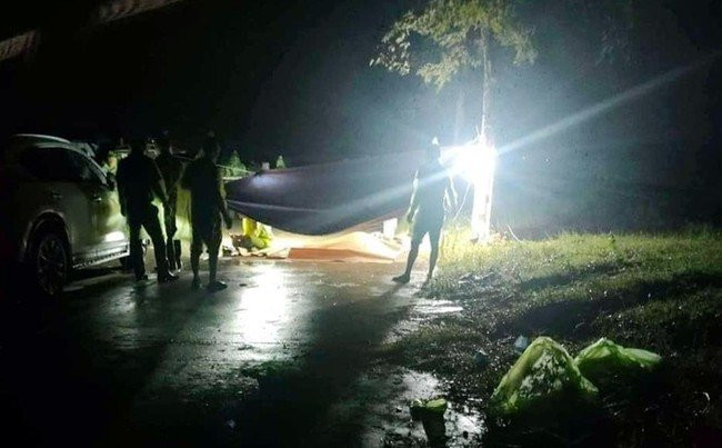 Khi lật những đám cây lên, thi thể anh T. nằm ở dưới, sát mép sông và đang bắt đầu phân hủy. Lúc ấy trời mưa rất to, gió giật mạnh, khu vực phát hiện tử thi là một dự án đã bỏ hoang nhiều năm không ai qua lại. Nạn nhân nằm ở mép bờ sông, trong tư thế úp mặt xuống nước, ở trên phủ cành cây, gần như lẫn với những bụi cây ven đó. (Hiện trường nơi phát hiện thi thể nạn nhân) 