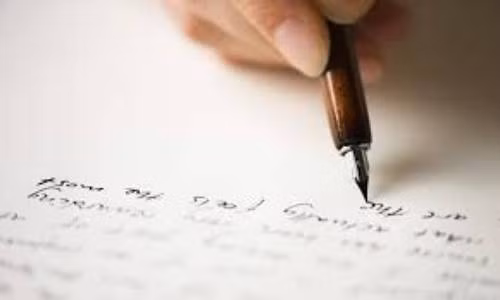 Giữa lúc chưa có manh mối, con gái chị T. đưa tới cho các điều tra viên một bức thư tay. Theo người này cho biết, đây là thư tay do mẹ để lại và được bố là ông Tâm đưa cho. Nội dung thư có dặn các con về nhà phải nghe lời bố và người thân trong nhà để chị T. an tâm đi làm công ty dưới xuôi. Về cơ bản, bức thư không có gì đặc biệt, tuy nhiên con chị T. cho hay nét chữ trên giấy không giống chữ của mẹ mình. Hơn nữa, vợ chồng chị T. sống với nhau không mâu thuẫn, nhưng không được tình cảm. Họ hay xưng hô với nhau theo kiểu "mày tao". Thế nhưng trong thư lại có vài từ khá tình cảm. (Ảnh minh họa, nguồn internet) 