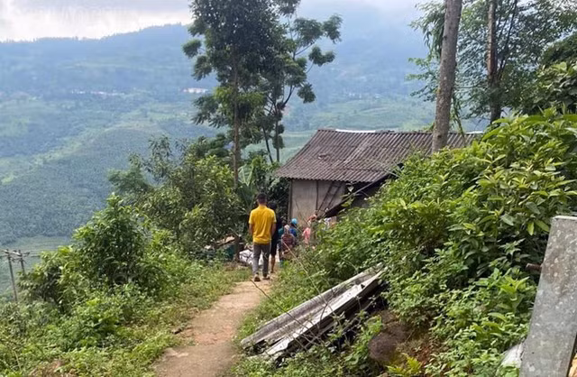 Nhà chị T. nằm trên lưng đồi, phía sau là vườn quế rậm rạp, nhà hàng xóm gần nhất cùng cách vài trăm mét. Chính vì thế việc chị T. mất tích hầu như những người xung quanh đều không ai hay biết. Theo một vài người dân, chị T. và chồng lấy nhau đã lâu. Hai người con lớn đi làm ăn xa, cô con út học tại Hà Nội, từ trước tới giờ hàng xóm không thấy gia đình này có gì bất thường. (Căn nhà nơi chị T. sinh sống)