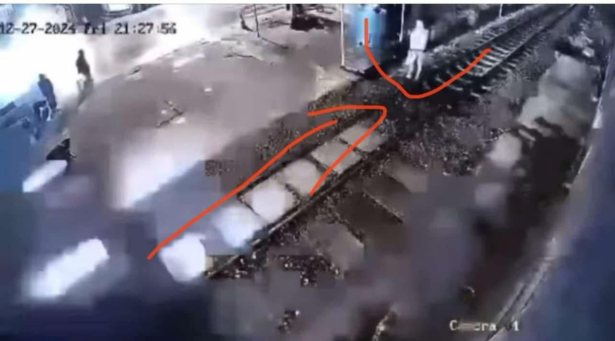 Đứng cạnh đường tàu gọi điện thoại, nam thanh niên bị tông tử vong Dung canh duong tau goi dien thoai, nam thanh nien bi tong tu vong