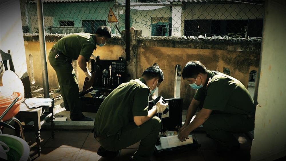 Thông tin được báo về Công an quận Cầu Giấy và Công an TP Hà Nội. Tại hiện trường, đội kỹ thuật hình sự xác định, thi thể là của nữ, phần đầu và các ngón tay đã bị cắt rời. Trên tử thi có nhiều vết thương do vật sắc nhọn gây ra. Theo phán đoán, người này ở tầm tuổi từ 20 đến 30 và đã tử vong được khoảng 15 ngày. Việc xác định danh tính nạn nhân gặp khó khăn do hung thủ đã tính toán vô cùng kỹ lưỡng để xóa dấu vết, cũng không còn ngón tay để nhận diện. (Ảnh minh họa, nguồn internet)