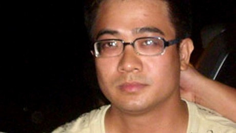 Tiếp tục tỉ mỉ truy tìm những dấu vết nhỏ nhất, cuối cùng các trinh sát và đội ngũ kỹ thuật hình sự cũng khoanh được một căn hộ. Căn hộ này thuộc sở hữu của một cô gái quê Quảng Ninh. Ngày lễ 30/4 vừa rồi, cô gái này về quê và mới quay trở lại. Cùng thời điểm này, nhóm trinh sát đi xác minh mối quan hệ của nạn nhân Nguyễn Phương L thì được biết nạn nhân có người yêu cũ tên là Nguyễn Đức Nghĩa (quê ở Hải Phòng). Đi sâu vào tìm hiểu đối tượng Nghĩa, các trinh sát phát hiện ra tên này hiện đang yêu một cô gái ở chính tòa chung cư, nơi thi thể chị L được phát hiện. 