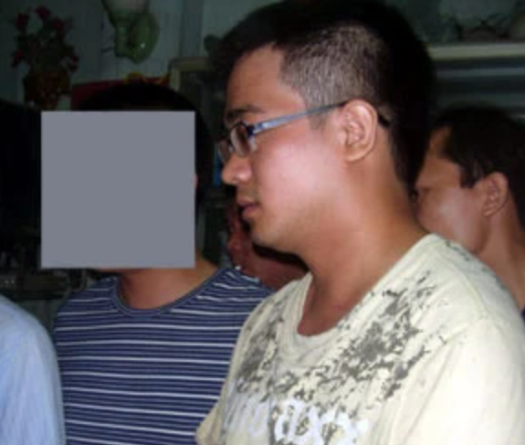 Theo cô gái này, vào dịp lễ 30/4, cô trở về quê ở Quảng Ninh. Căn hộ này được cho bạn trai là Nguyễn Đức Nghĩa đến ở. Khi quay lên, cô phát hiện có nhiều vết sơn mới nên có hỏi thì được Nghĩa trả lời là do anh ta chảy máu cam, làm bẩn tường nên đã sơn lại. Khi cô gái này thắc mắc về số dao bị mất trong nhà bếp, Nghĩa bảo do dao cùn nên anh ta vứt đi. Vài ngày sau, Nghĩa quay lại lấy túi đồ rồi bỏ đi vội vã. Ngay sau đó, công an vào kiểm tra căn hộ. Cô gọi điện cho Nghĩa, nhưng không liên lạc được. Đến tối cùng ngày, hai người nhắn tin với nhau và Nghĩa đã thừa nhận gây ra vụ án mạng. 