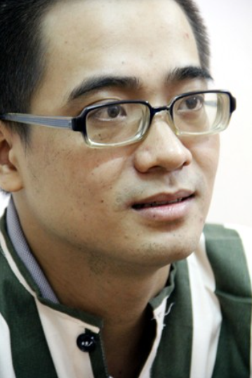 Nghĩa yêu cô gái mới, có căn hộ ở khu chung cư nọ. Vào dịp nghỉ lễ, bạn gái về quê nên Nghĩa sang căn hộ này để ở. Ngày 4/5, Nghĩa nhắn tin rủ L. sang chơi. Tại đây, hai người đã có "quan hệ". Sau đó, Nghĩa thấy điện thoại của chị L. liên tục có tin nhắn, chị L nói là bạn hỏi công việc. Một lát sau, điện thoại của L. đổ chuông, chị này đi ra ngoài nghe, Nghĩa ghen và nảy sinh ý định sát hại bạn gái cũ. Nghĩa chuẩn bị sẵn một con dao giấu lên giá sách. Tối 4/5, khi chị L. đang chải tóc để chuẩn bị về, Nghĩa đứng từ phía sau, dùng dao đâm nạn nhân…