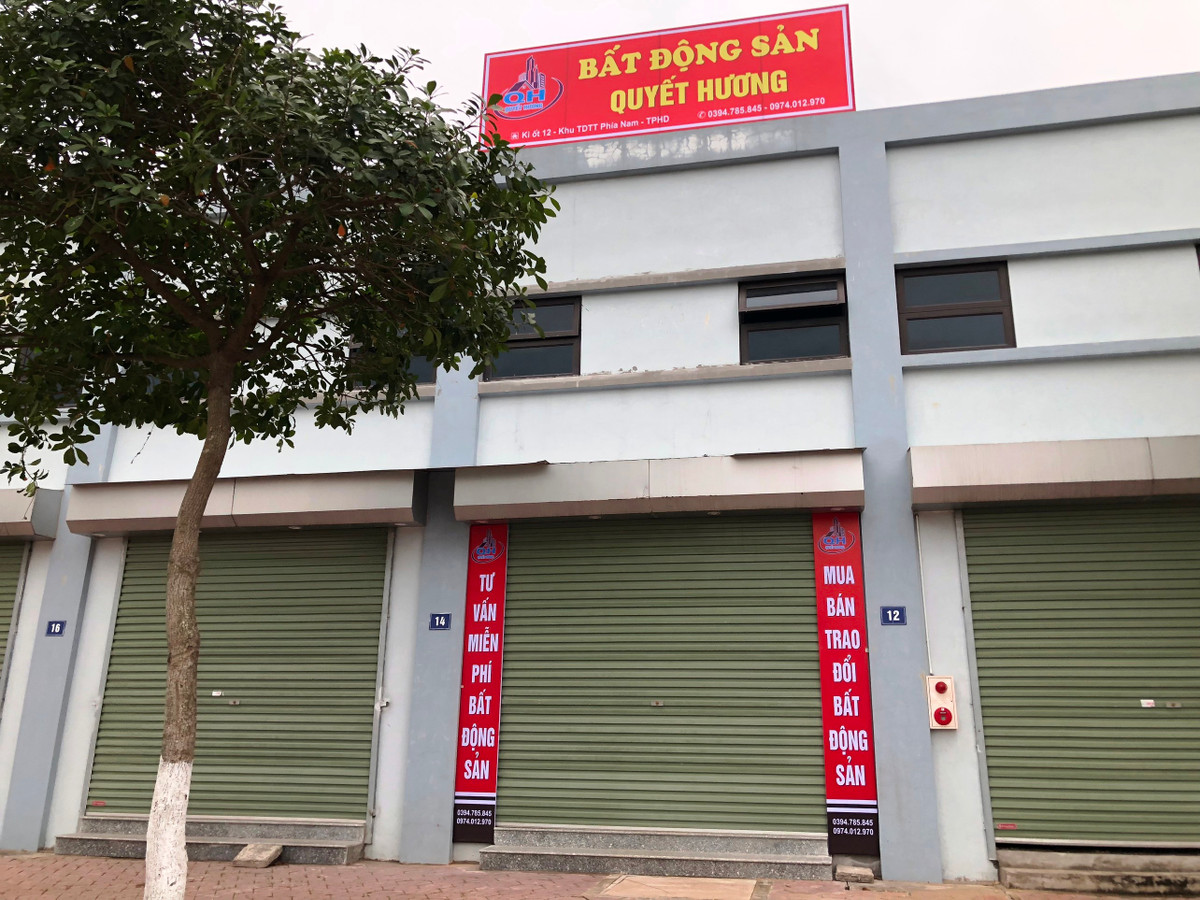 Một căn ki ốt đã được treo biển.