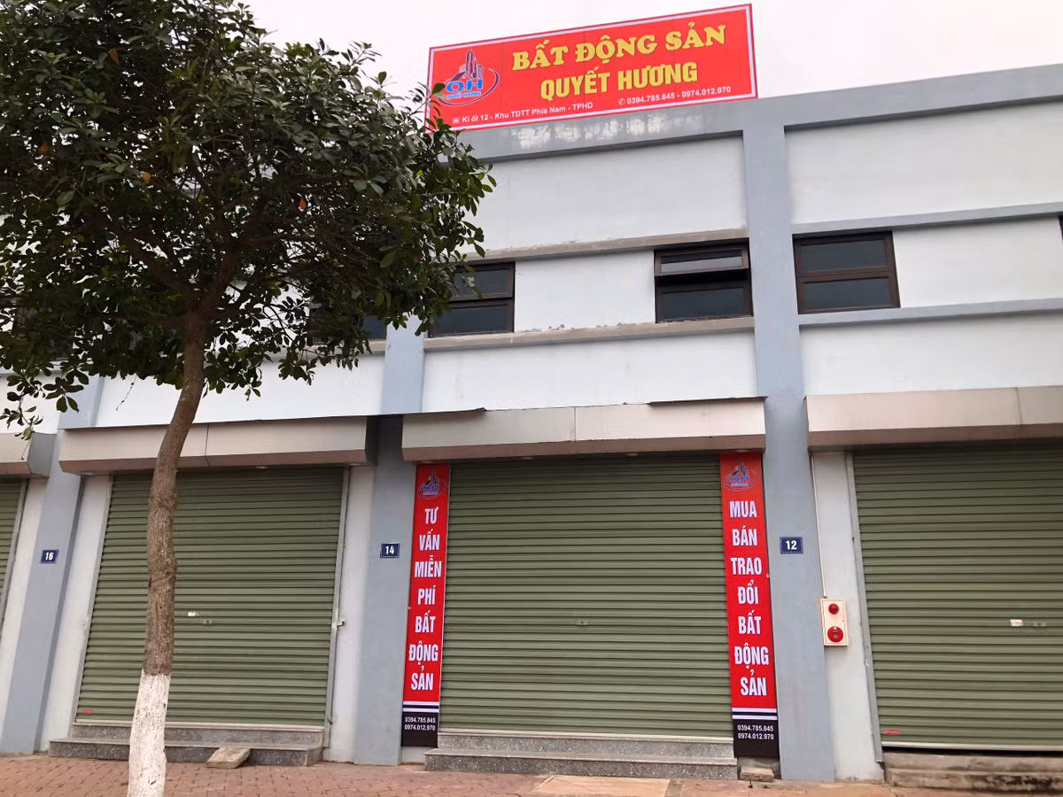 Một căn ki ốt đã được treo biển.