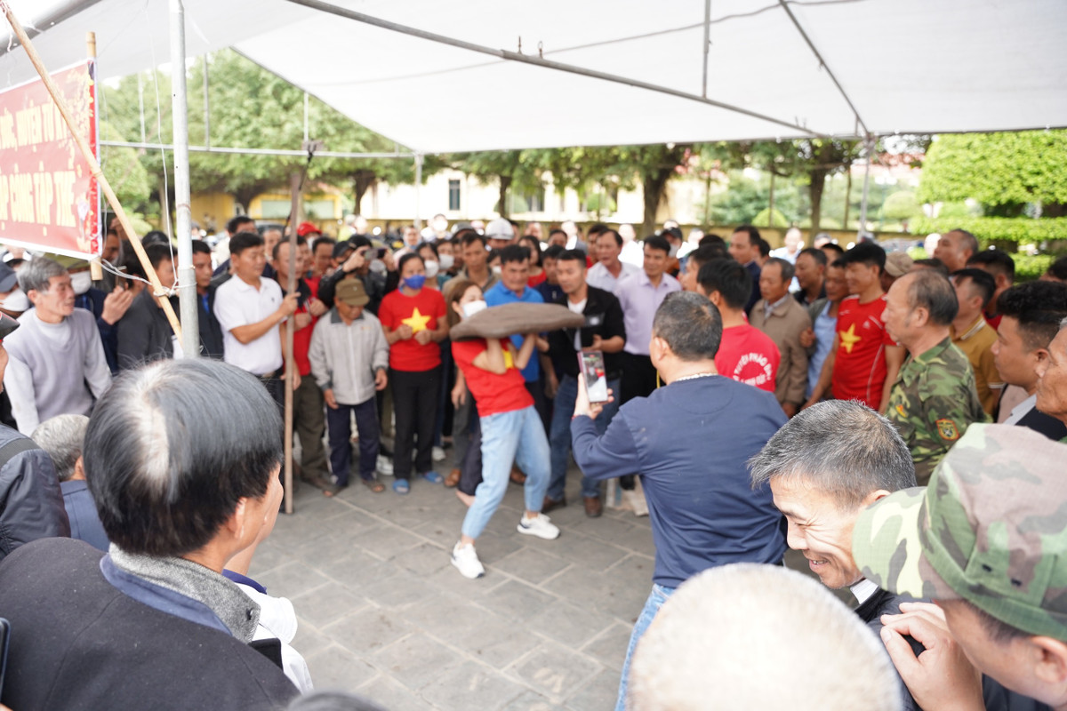 Nữ pháo thủ xã Đại Hợp Phạm Thị Hiền cho biết, đây là lần đầu tiên chị tham gia thi đấu pháo đất. Trước đây, qua hội làng, các cuộc giao lưu cấp huyện dù rất thích nhưng cũng chỉ được xem. "Vì đây là môn thể thao đòi hỏi sức khoẻ nên chủ yếu là dành cho nam giới. Đến giờ có cơ hội tham gia tôi thật sự rất vui. Rất mong những năm tới sẽ tiếp tục được trong vai “pháo thủ” và sẽ có nhiều chị em phụ nữ cùng tham gia”, chị Hiền nói.