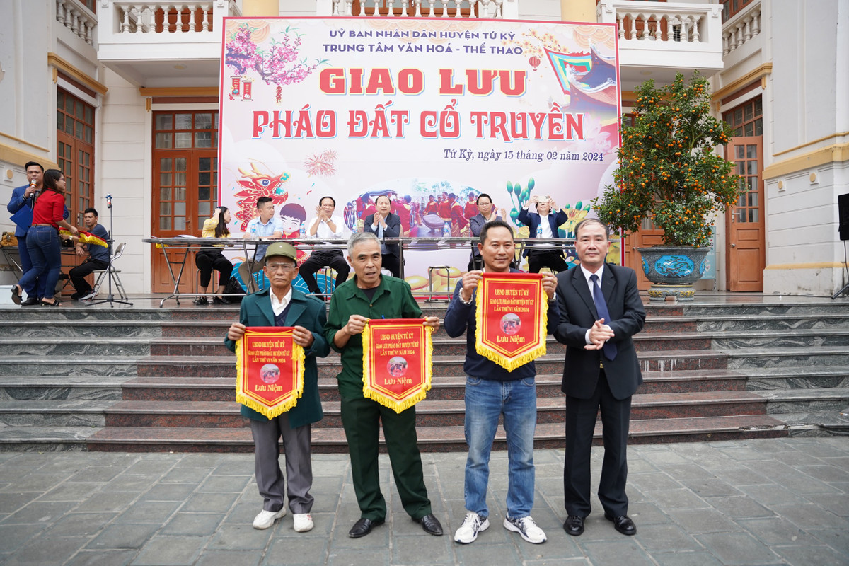 Sau nửa ngày thi đấu sôi nổi giữa các pháo thủ cùng sự cổ vũ cuồng nhiệt của hàng trăm khán giả, Ban tổ chức đã trao giải nhất toàn đoàn cho đơn vị xã Quang Khải, xã Minh Đức giành vị trí thứ hai và xã Đại Hợp ở vị trí thứ ba. Đáng chú ý, pháo thủ Vũ Thị Thuân (xã Quang Khải) được trao giải hoàng hậu pháo. 