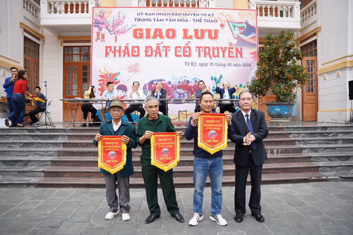 Sau nửa ngày thi đấu sôi nổi giữa các pháo thủ cùng sự cổ vũ cuồng nhiệt của hàng trăm khán giả, Ban tổ chức đã trao giải nhất toàn đoàn cho đơn vị xã Quang Khải, xã Minh Đức giành vị trí thứ hai và xã Đại Hợp ở vị trí thứ ba. Đáng chú ý, pháo thủ Vũ Thị Thuân (xã Quang Khải) được trao giải hoàng hậu pháo. 