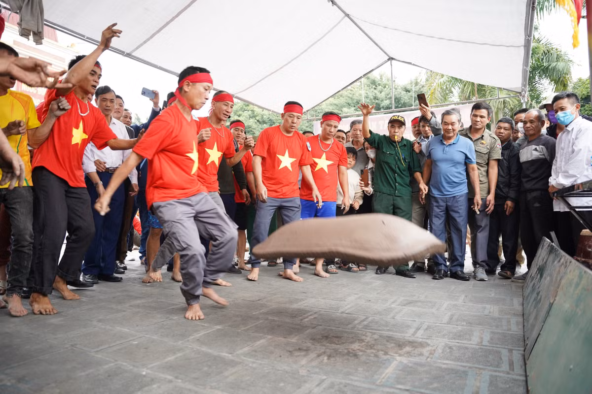 Pháo đất là trò chơi truyền thống tại một số địa phương huyện Tứ Kỳ, tỉnh Hải Dương.