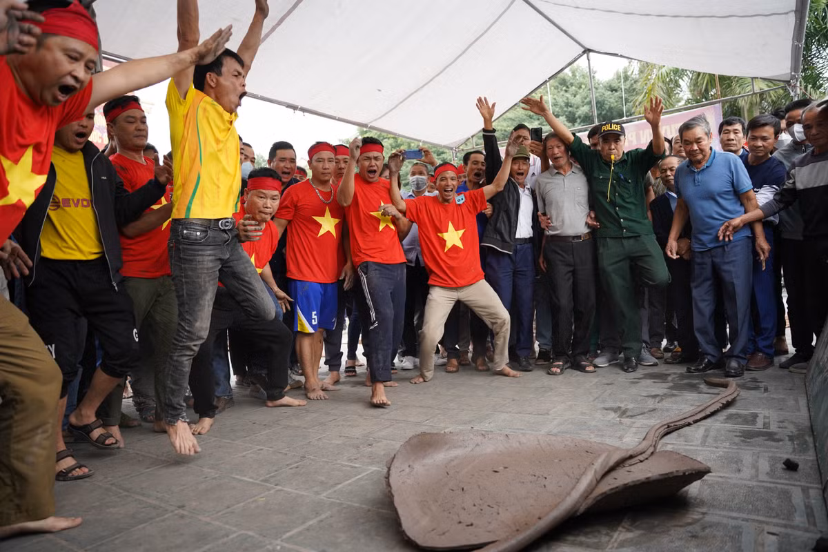 Giao lưu pháo đất mang lại niềm vui đầu năm cho những người tham dự.