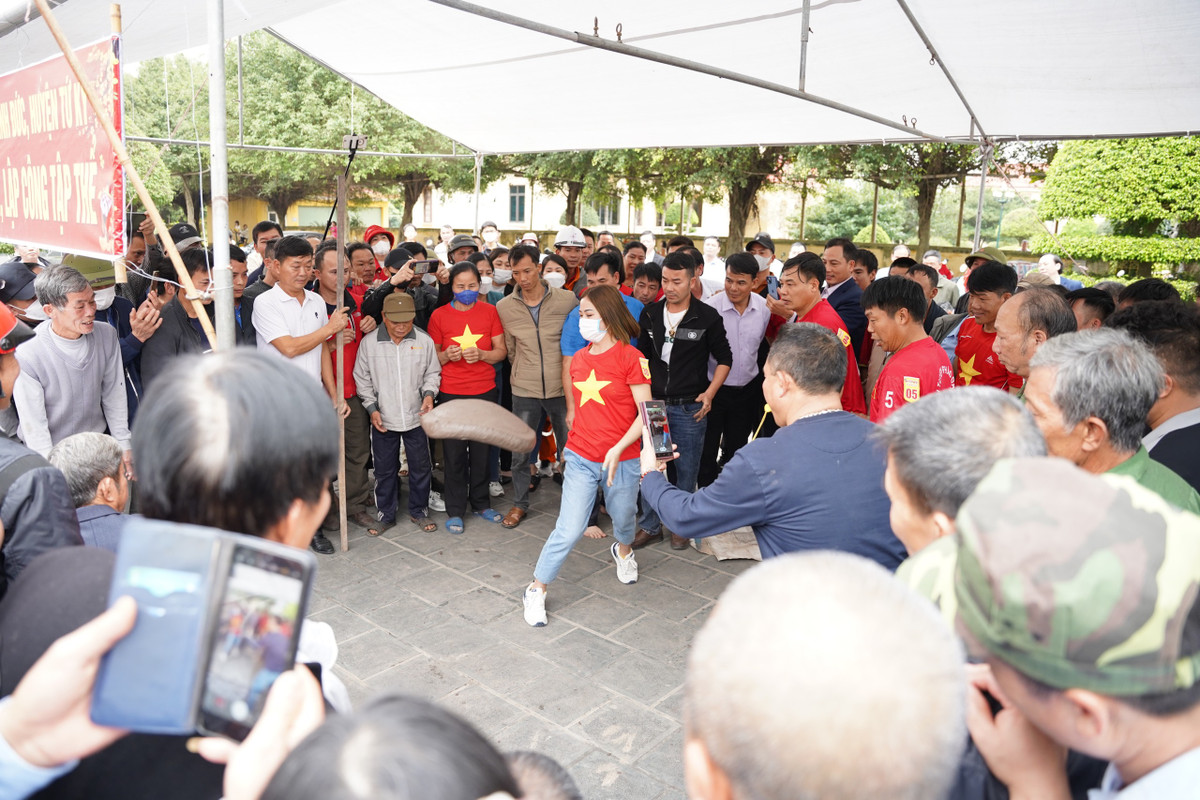 Một nữ pháo thủ chơi pháo đất.