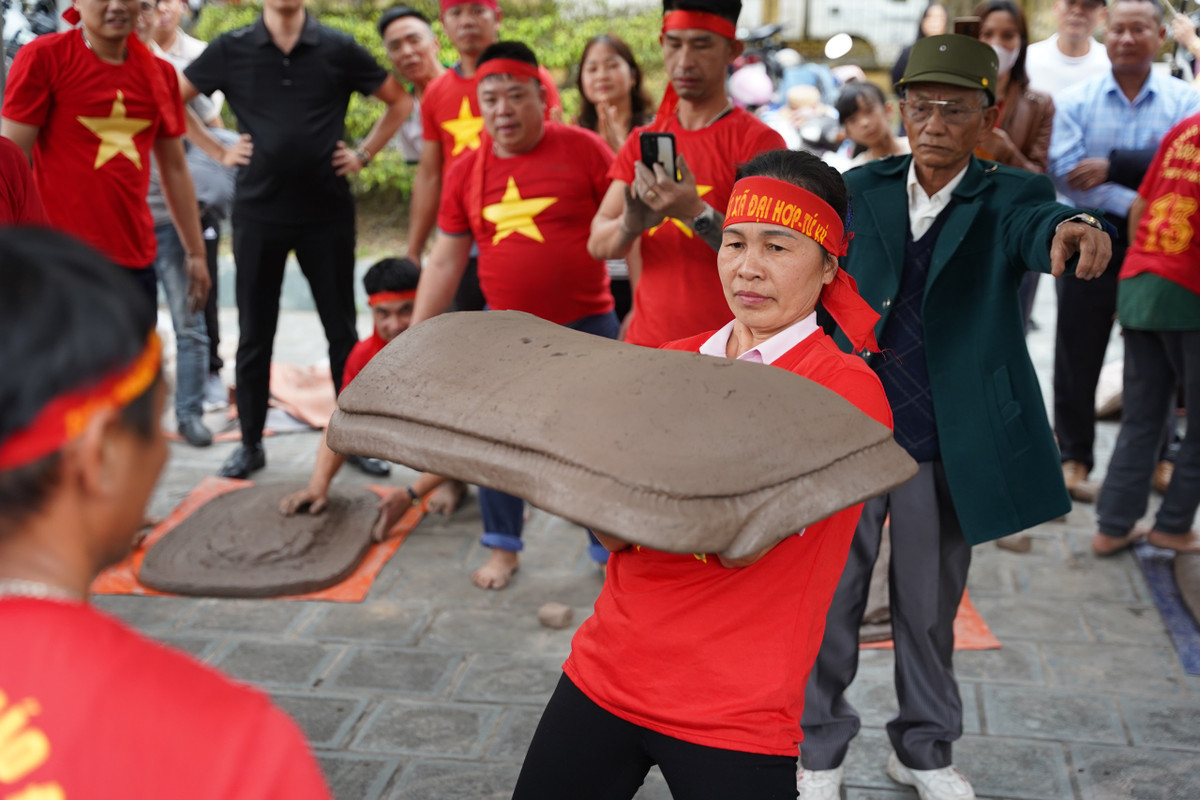 Nữ pháo thủ gieo pháo trong sự cổ vũ nhiệt tình của khán giả.