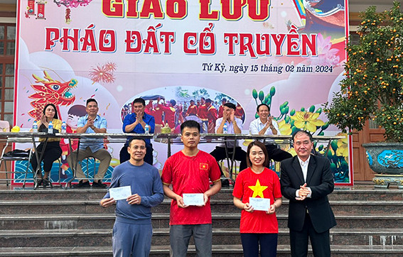 Vua pháo, hoàng hậu pháo nhận giải. 