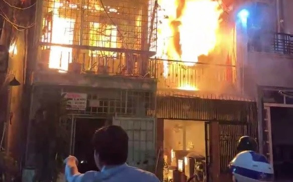 Chay nha o TPHCM luc rang sang khien 4 nguoi tu vong