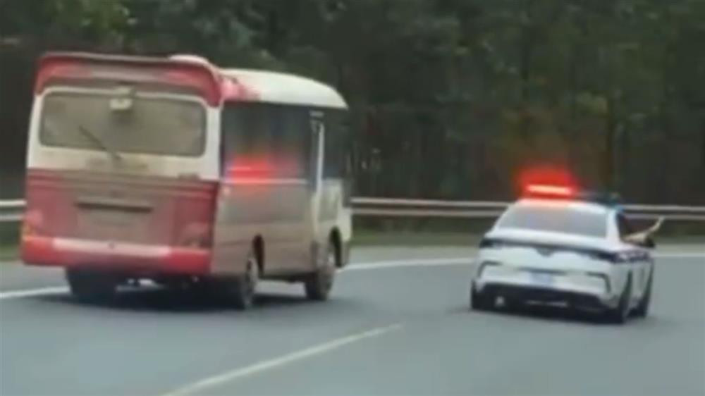 Khoi to tai xe xe khach nhieu lan dam vao xe chuyen dung CSGT-Hinh-2