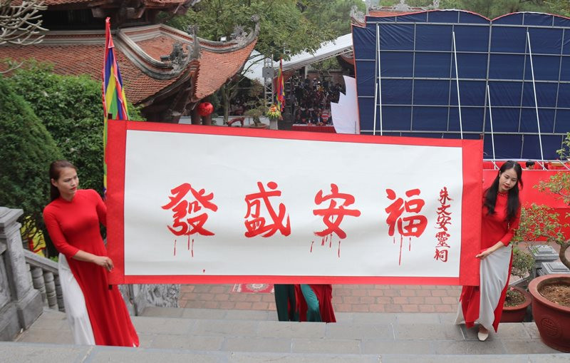 Sau nghi lễ khai bút là nghi lễ dâng hương, dâng chữ lên đền trình thầy Chu Văn An.