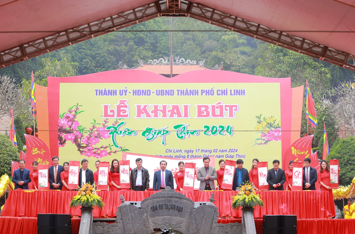 Tiếp theo các đại biểu của trung ương, tỉnh, thị xã lên khai 9 chữ: Thuận, Thiên, Địa, Hợp, Nhân, Tâm, Vạn, Sự, Thành.