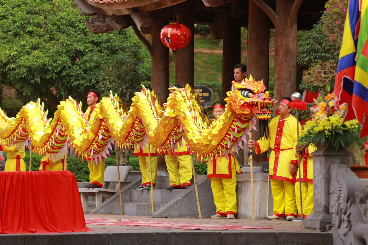 Lễ khai bút diễn ra với nhiều nghi lễ rước bộ dâng văn sách, chương trình văn nghệ mừng Đảng, mừng xuân, tuyên sớ ôn lại công lao của đức Vạn thế sư biểu Chu Văn An.