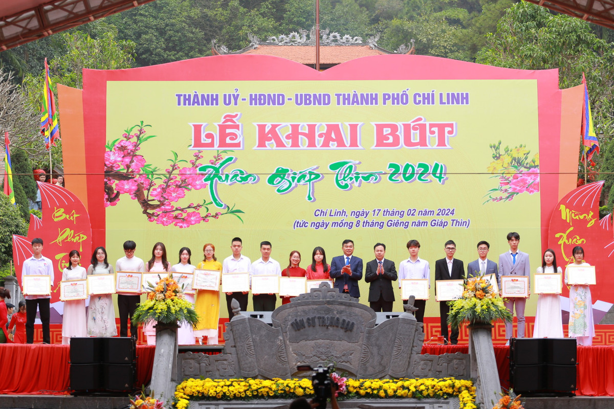 Tại lễ khai bút, TP Chí Linh đã trao thưởng 20 học sinh đạt thành tích xuất sắc trong kỳ thi THPT quốc gia năm 2023. Một số doanh nghiệp đã ủng hộ Quỹ Khuyến học TP Chí Linh: Ngân hàng Nông nghiệp và Phát triển nông thôn Việt Nam ủng hộ 1 tỷ đồng; Ngân hàng TMCP Ngoại thương Chi nhánh Chí Linh 370 triệu đồng; Ngân hàng TMCP Đầu tư và Phát triển chi nhánh Bắc Hải Dương 50 triệu đồng; Công ty CP Phát triển đô thị và Khu công nghiệp cao su Việt Nam 100 triệu đồng. Lãnh đạo Thành ủy Chí Linh đã tôn vinh, trao tặng chữ cho các doanh nghiệp.