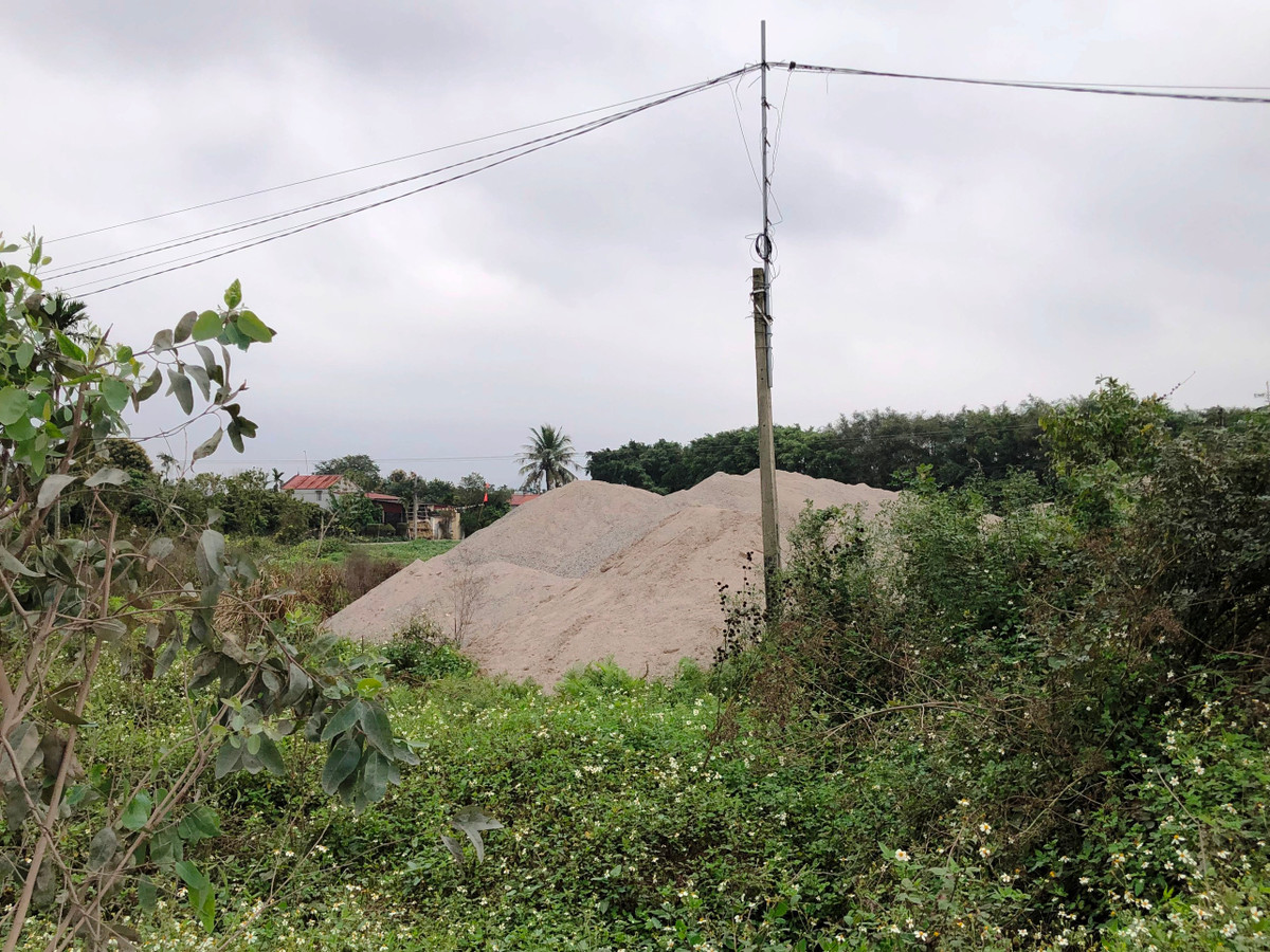 Đáng chú ý, khu vực tập kết tro, xỉ này nằm ngay ven đường dẫn ra cầu Mây, trong suốt thời gian qua nhưng chưa được các cơ quan chức năng và chính quyền địa phương kiểm tra, xử lý. Người dân lo ngại việc tập kết tro, xỉ tại đây ảnh hưởng đến người dân khi sát khu vực canh tác nông nghiệp.