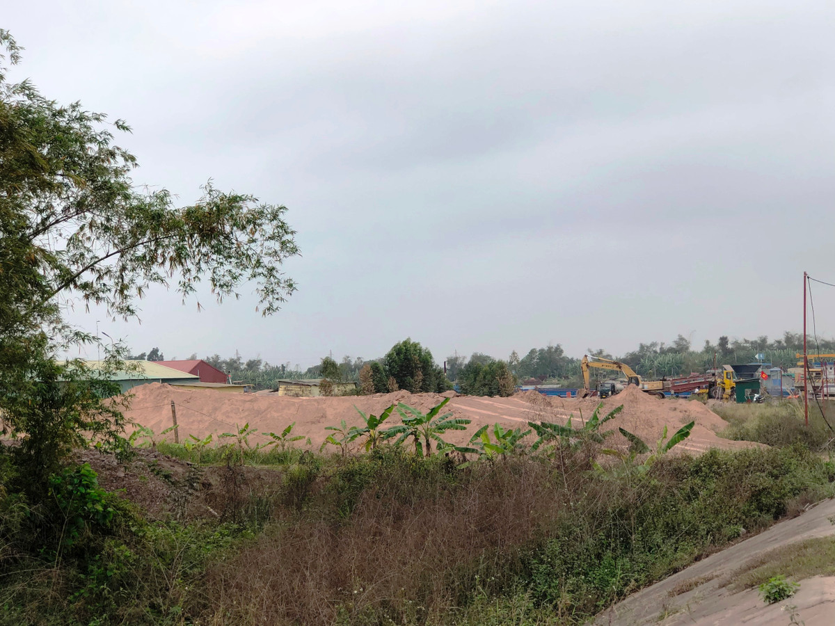 Người dân đề nghị các cơ quan chức năng tỉnh Hải Dương cùng chính quyền địa phương kiểm tra, giám sát việc vận chuyển, tiêu thụ tro, xỉ từ Nhà máy Nhiệt điện BOT Hải Dương, trong đó có các điểm tập kết tro, xỉ như phản ánh ở trên để đảm bảo đúng quy định, tránh gây ảnh hưởng đến môi trường và cuộc sống của người dân. >>> Mời quý độc giả xem thêm video: Bà Lê Thị Kim Loan, quận Tây Hồ, Hà Nội nói về việc không nên vứt bát hương, tro... xuống Hồ Tây gây ô nhiễm môi trường.