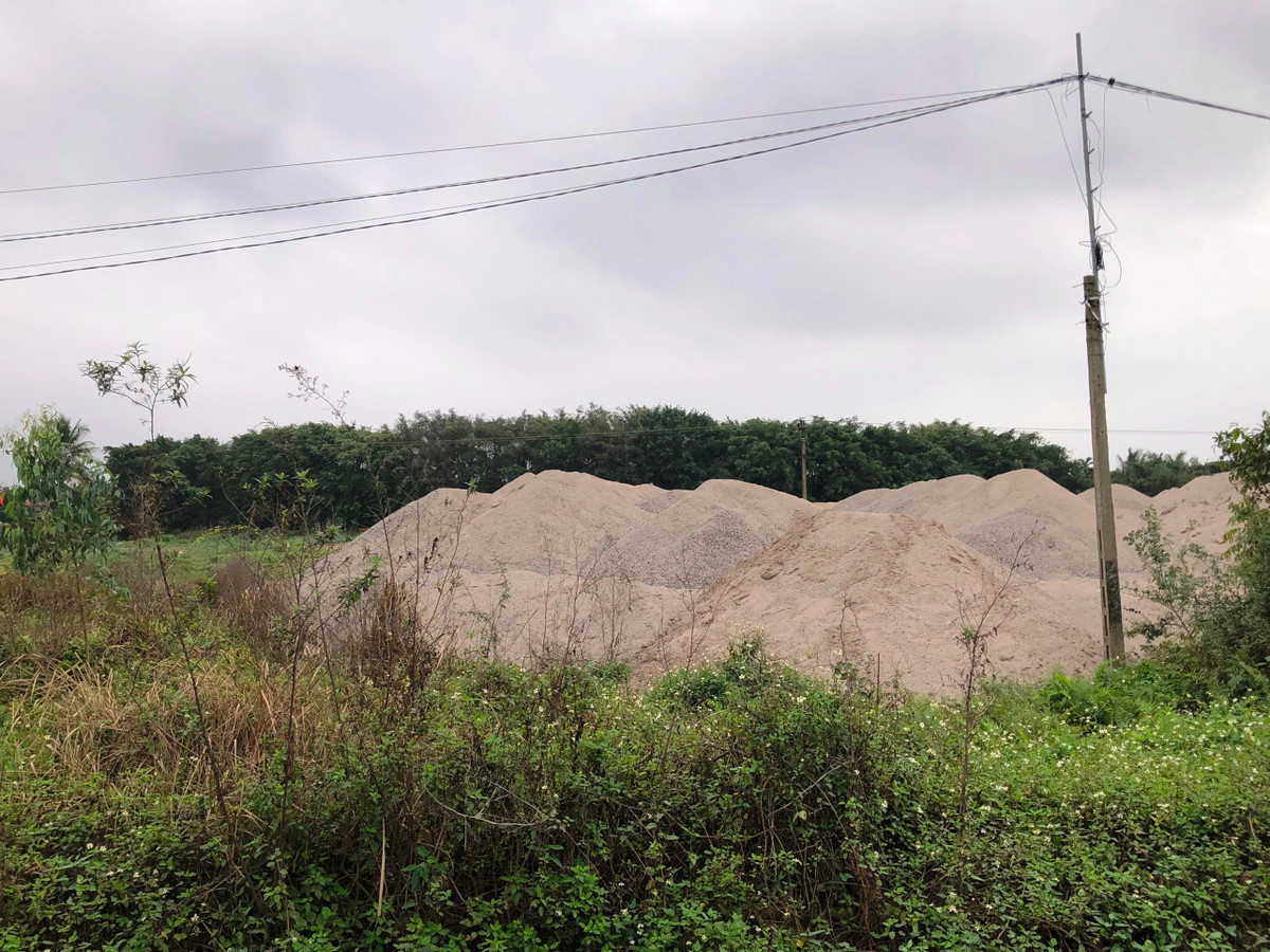 Theo người dân phản ánh, số lượng tro, xỉ tập kết tại đây được vận chuyển ra từ Nhà máy Nhiệt điện BOT Hải Dương từ trong Tết. Đến nay, tại khu vực này, tro, xỉ chất thành nhiều đống, cao đến vài mét trên diện tích lên đến hàng nghìn m2. Điểm tập kết tro, xỉ này nằm sát khu vực người dân đang canh tác nông nghiệp, nhưng lại không được che chắn cẩn thận dẫn đến nguy cơ gây ô nhiễm.