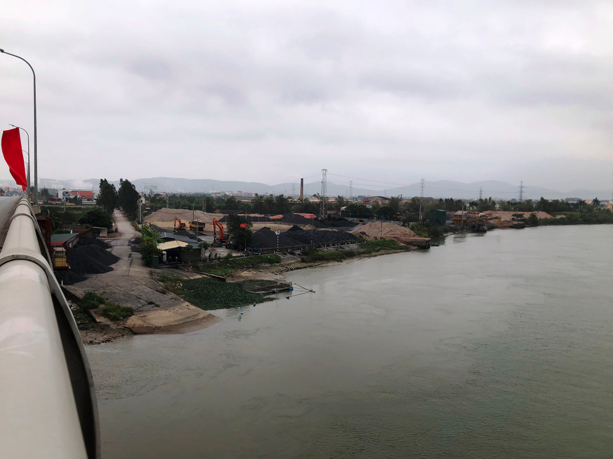 Trao đổi với PV, ông Trần Văn Chữ, cán bộ địa chính xã Quang Thành cho biết, việc tập kết tro, xỉ trên diện tích đất chuyển đổi trên diễn ra từ trước Tết. Cán bộ địa chính cho biết việc tập kết tro, xỉ tại đây không đúng quy định, tuy nhiên đến nay xã chưa lập biên bản.