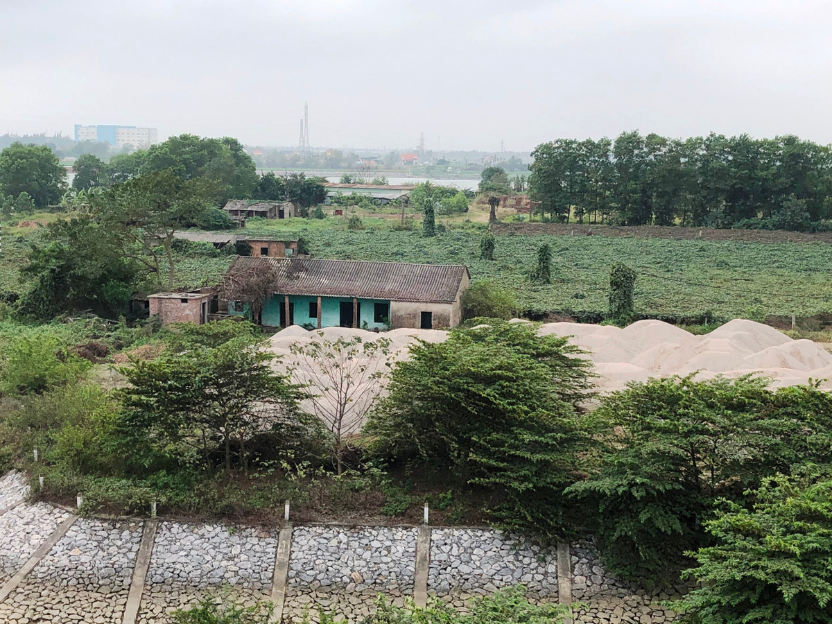 Theo phản ánh của người dân cũng như ghi nhận của PV từ thực tế, ngoài điểm tập kết trên, tro, xỉ từ Nhà máy Nhiệt điện BOT Hải Dương còn được tập kết tại một số bến bãi dưới chân cầu Mây thuộc địa phận xã Thăng Long (thị xã Kinh Môn). Tại khu vực cảng dầu của Công ty TNHH điện lực JAKS Hải Dương, tro xỉ cũng được tập kết tại đây để vận chuyển bằng đường thủy.