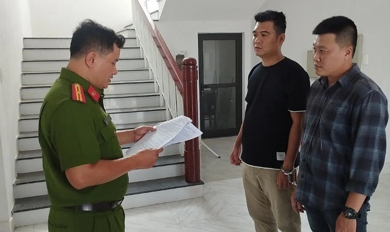  Mua thận 360 triệu đồng, bán 800 triệu đồng: Tháng 5/2023, Công an TP Huế bắt Nguyễn Thanh Tú (33 tuổi, tỉnh Bà Rịa - Vũng Tàu), Nguyễn Văn Nghĩa (33 tuổi, tỉnh Bến Tre) về hành vi mua bán bộ phận cơ thể người. Điều tra cho thấy, tháng 10/2021, Tú gặp anh H (TP Huế) là người bị suy thận đang điều trị tại bệnh viện Trung ương Huế, đặt vấn đề mua thận để ghép. Tú liên hệ với Nghĩa tìm người bán thận. Nghĩa tìm được anh T (Quảng Nam) và thống nhất mua thận từ anh T với số tiền 360 triệu đồng. Nghĩa báo với Tú thỏa thuận mua bán thận với anh H là 800 triệu đồng. Anh H ứng trước cho Tú 300 triệu đồng nhưng sau đó không được ghép thận nên đã trình báo công an.