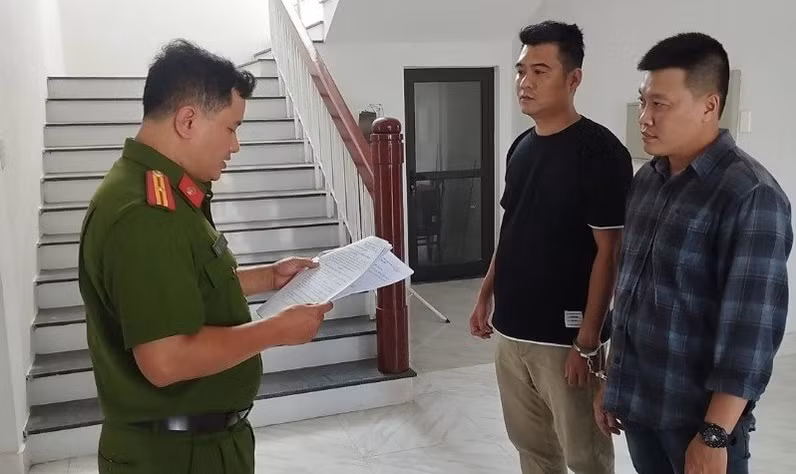  Mua thận 360 triệu đồng, bán 800 triệu đồng: Tháng 5/2023, Công an TP Huế bắt Nguyễn Thanh Tú (33 tuổi, tỉnh Bà Rịa - Vũng Tàu), Nguyễn Văn Nghĩa (33 tuổi, tỉnh Bến Tre) về hành vi mua bán bộ phận cơ thể người. Điều tra cho thấy, tháng 10/2021, Tú gặp anh H (TP Huế) là người bị suy thận đang điều trị tại bệnh viện Trung ương Huế, đặt vấn đề mua thận để ghép. Tú liên hệ với Nghĩa tìm người bán thận. Nghĩa tìm được anh T (Quảng Nam) và thống nhất mua thận từ anh T với số tiền 360 triệu đồng. Nghĩa báo với Tú thỏa thuận mua bán thận với anh H là 800 triệu đồng. Anh H ứng trước cho Tú 300 triệu đồng nhưng sau đó không được ghép thận nên đã trình báo công an.